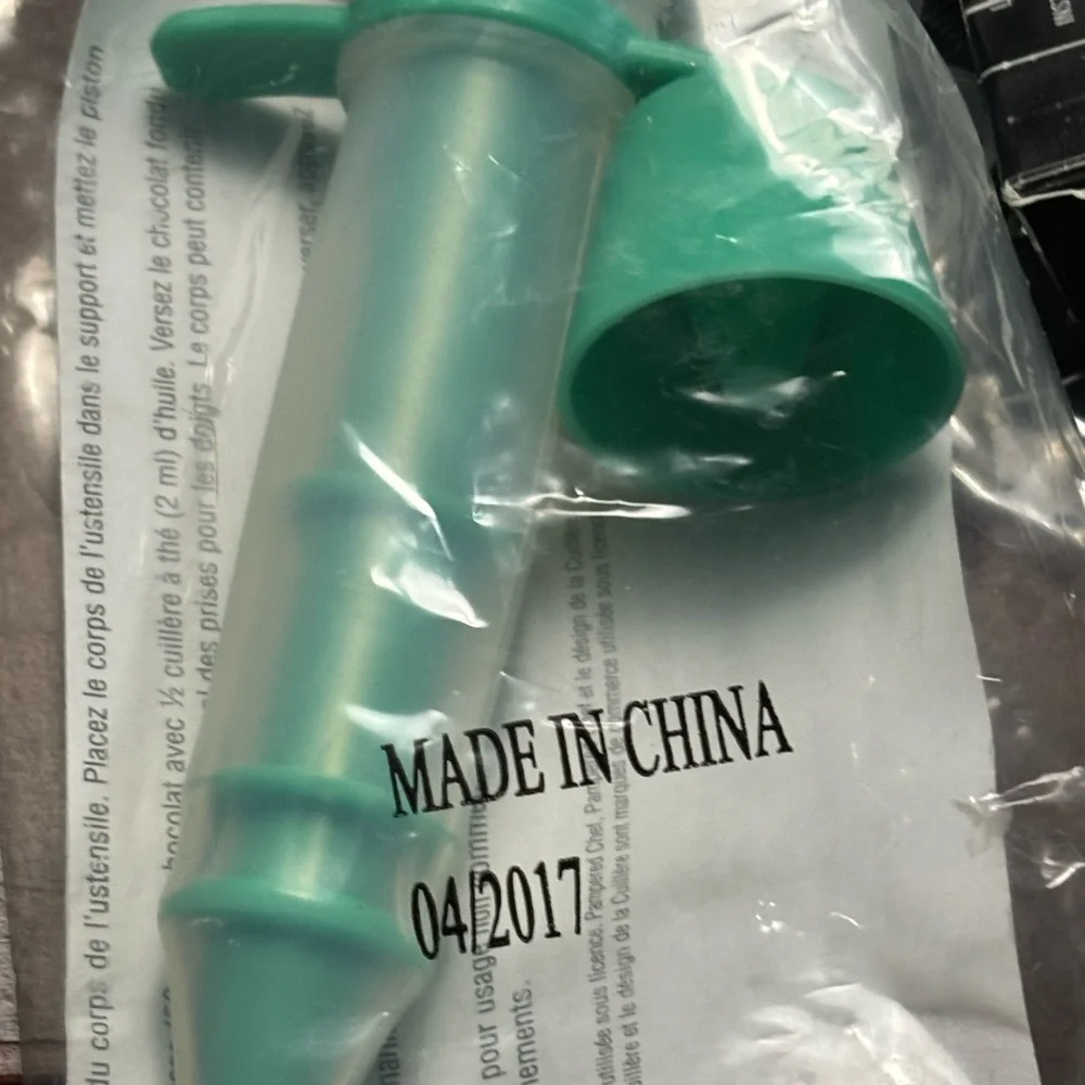 NEW - Pampered Chef Chocolate Drizzler #1458 Dessert Decorating Tool